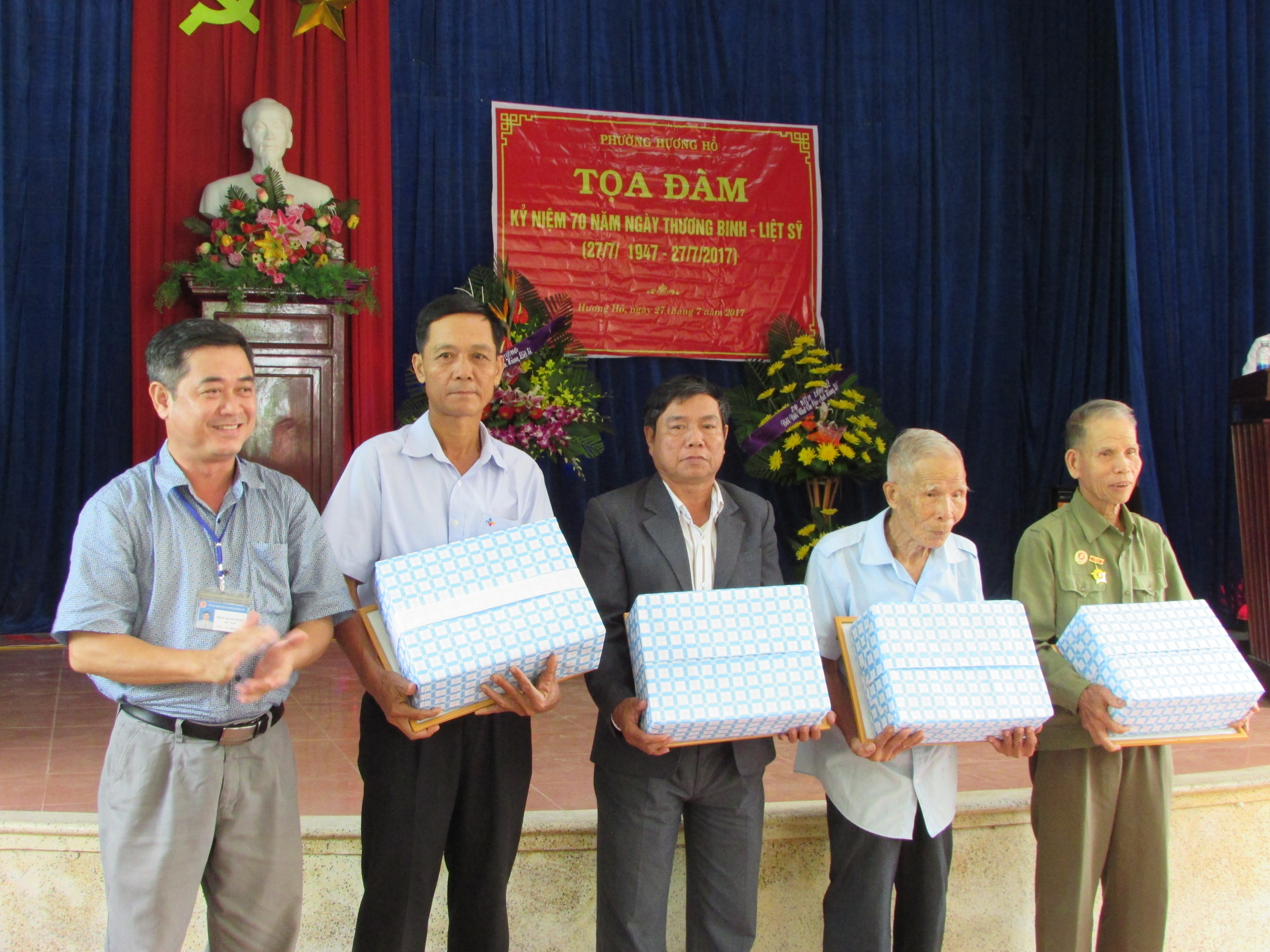 Đồng chí Trần Mạnh Hùng , Phó Bí thư Đảng ủy - Chủ tịch UBND phường tặng giấy khen cho các cá nhân