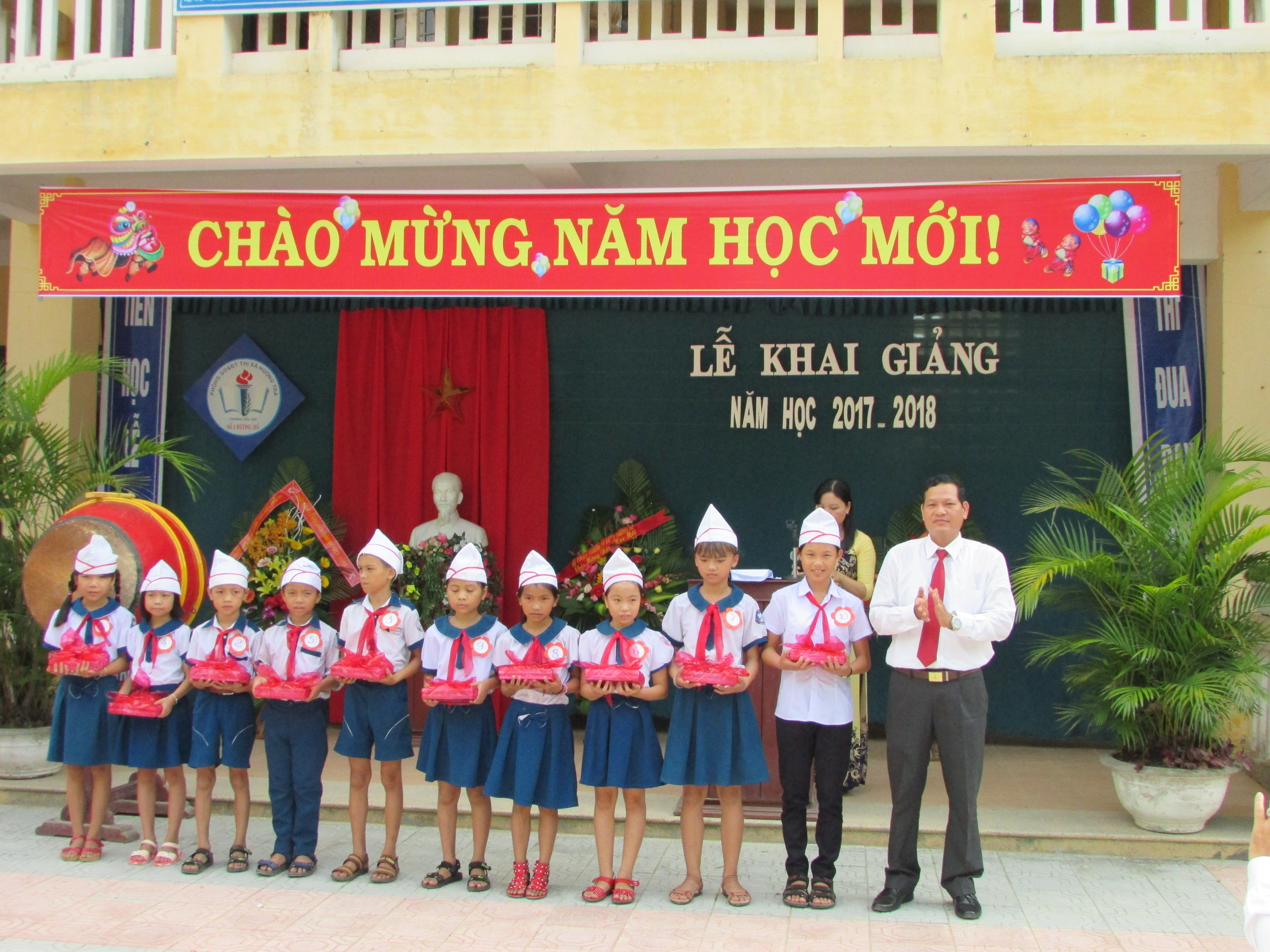 Lãnh đạo Thị xã trao quà cho học sinh có hoàn cảnh khó khăn