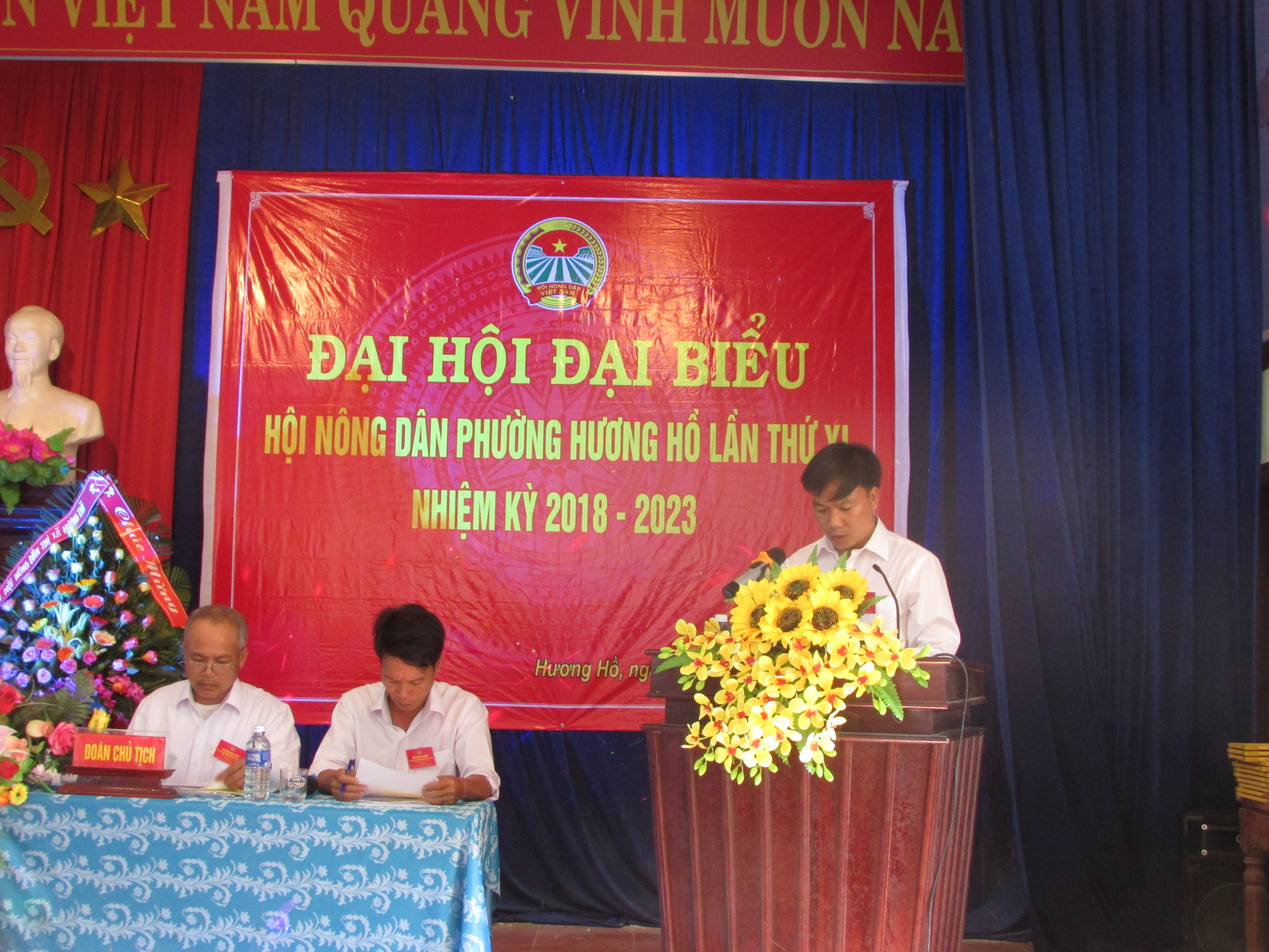 Đồng chí Lê Quàn Hồng Phấn - Phó Chủ tịch Hội trình bày báo cáo tổng kết nhiệm kỳ 2012 - 2017
