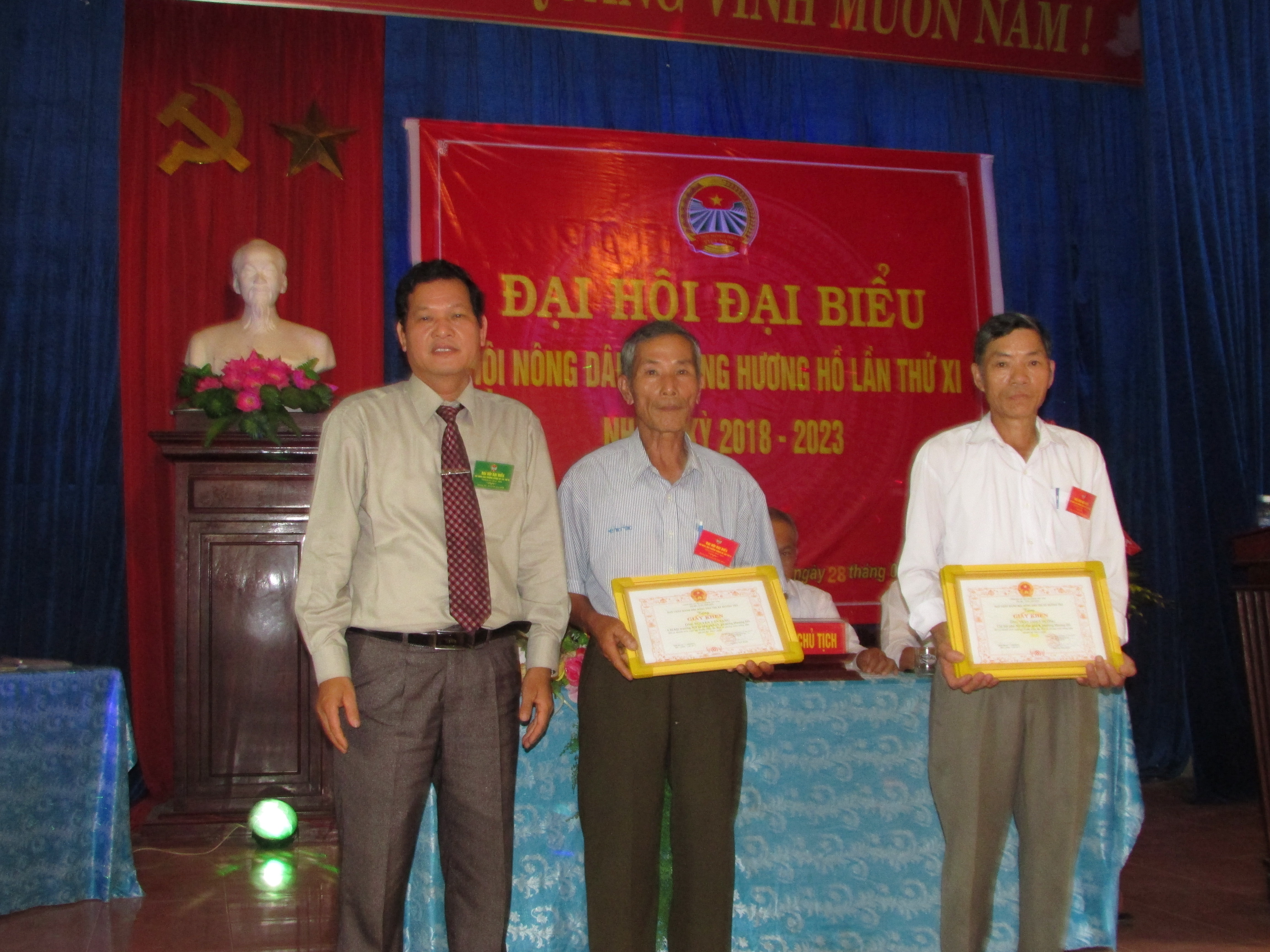 Chủ tịch Hội nông dân thị xã tặng giấy khen cho tập thể và các cá nhân có thành tích