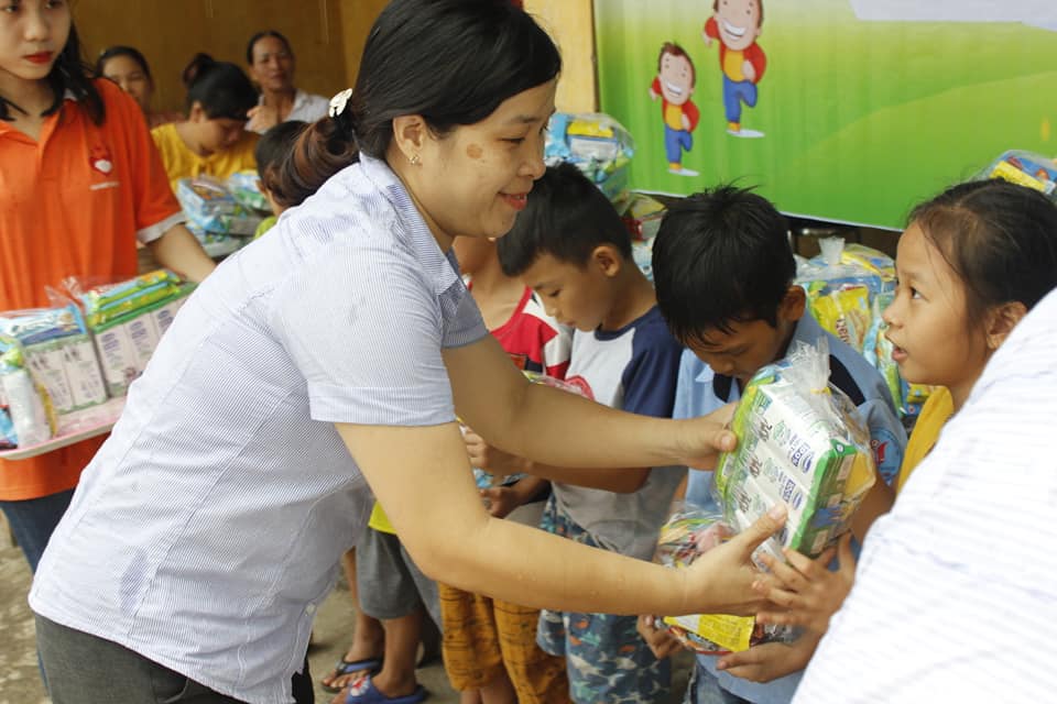 Đồng chí Nguyễn Thị Kim Lan- Phó Bí thư, Chủ tịch UBND phường trao quà cho các em
