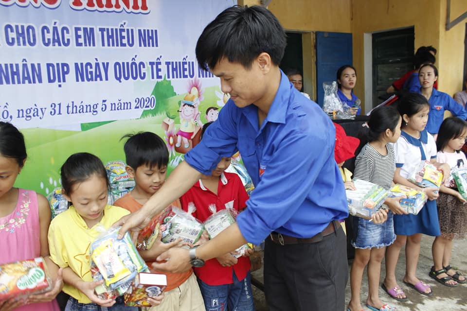 Đồng chí Trần Hữu Long- ĐUV, Bí thư Đoàn phường trao quà cho các em