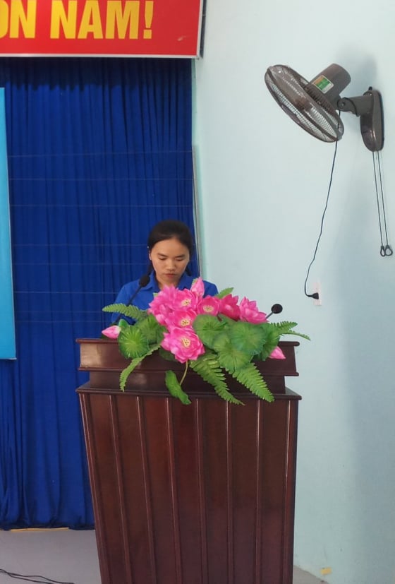 Đồng chí Lê Thị Huyền- Phó Bí thư Đoàn phường đọc Báo cáo kiểm điểm BCH 