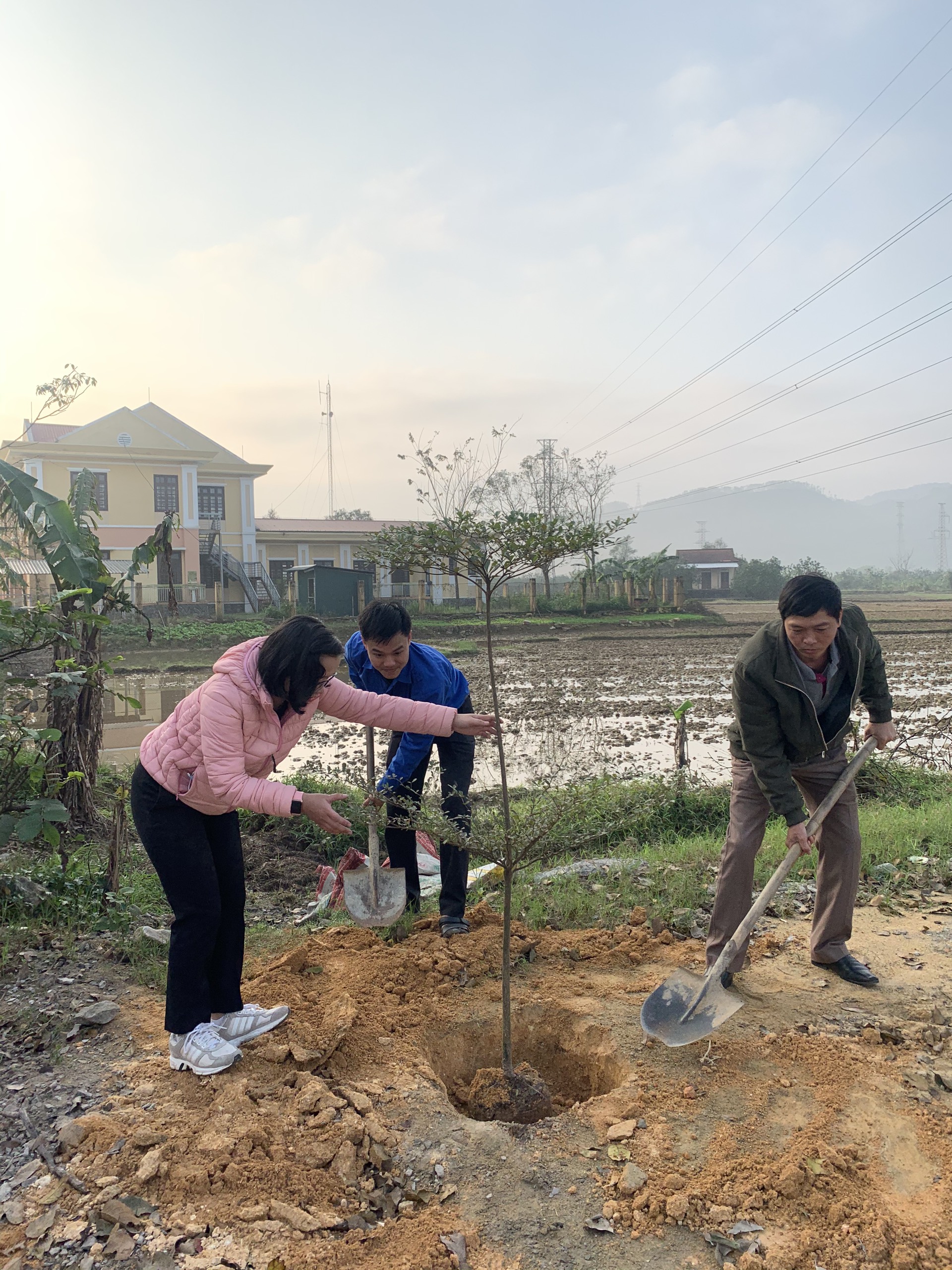 Đồng chí Bí thư Đảng ủy tham gia trồng cây