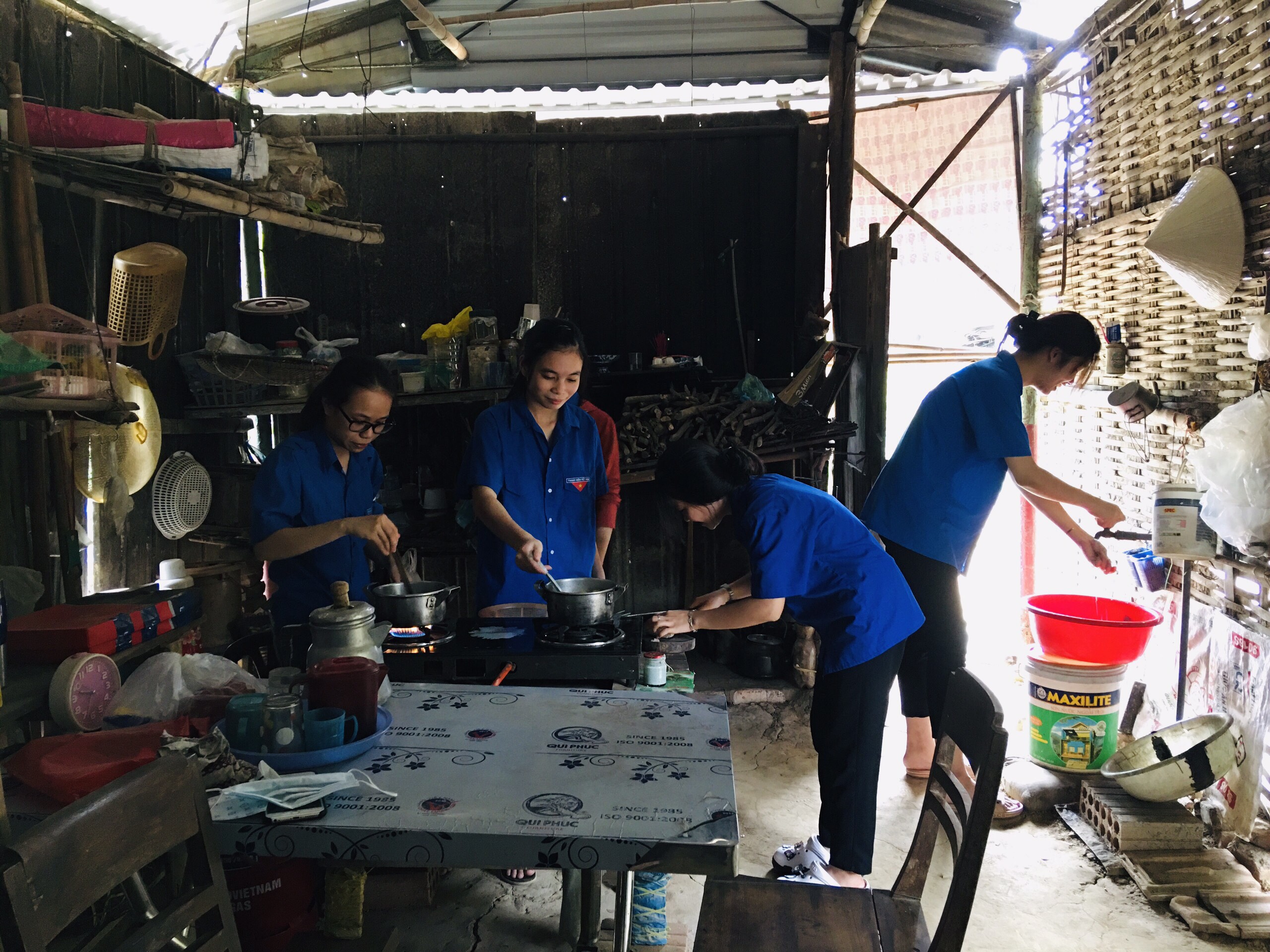 Đoàn viên, thanh niên nấu bữa ăn tình nguyện cho hộ bà Mai Thị Say - TDP Xước Dũ