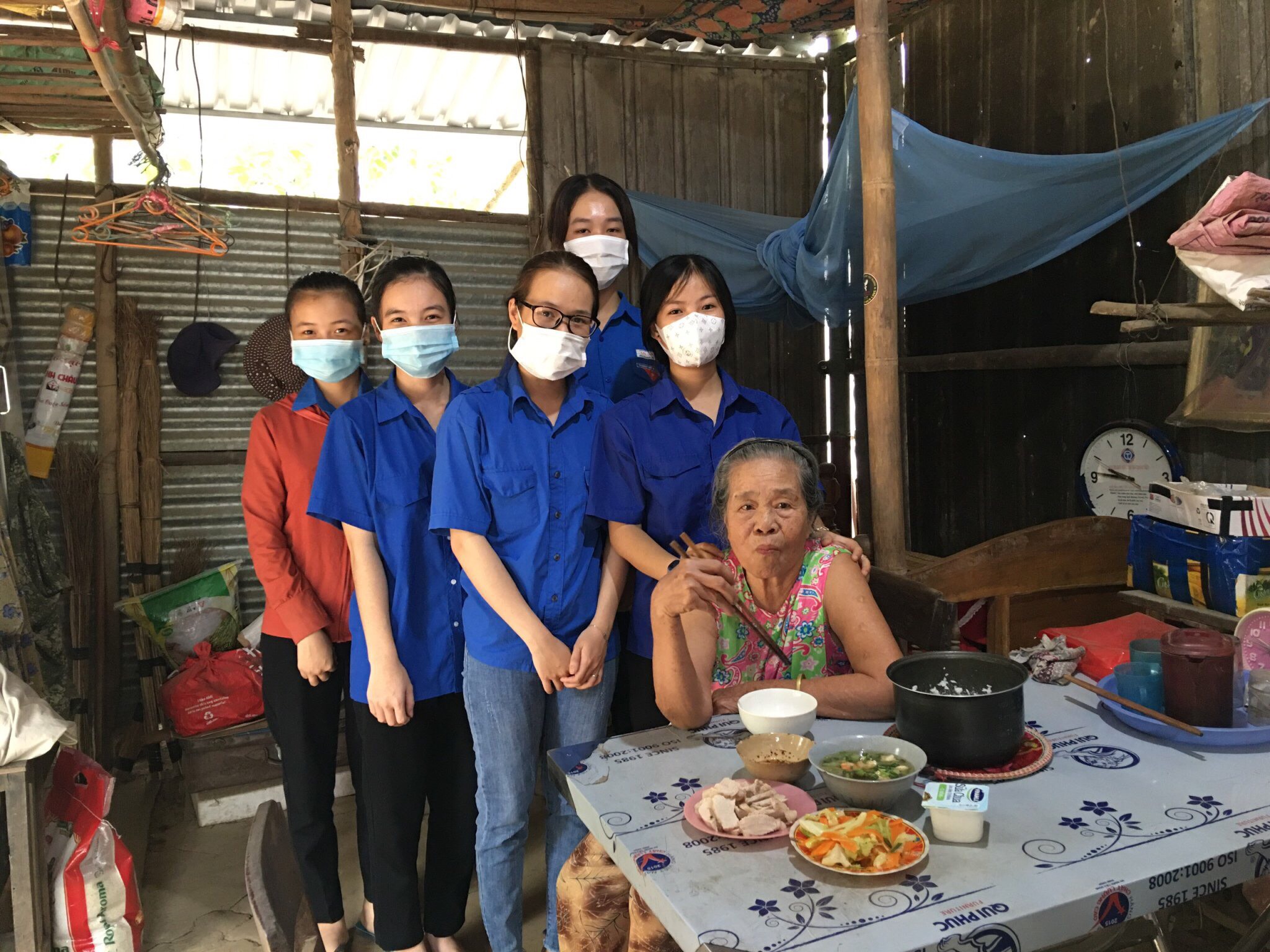 Đoàn viên, thanh niên nấu bữa ăn tình nguyện cho hộ bà Mai Thị Say - TDP Xước Dũ