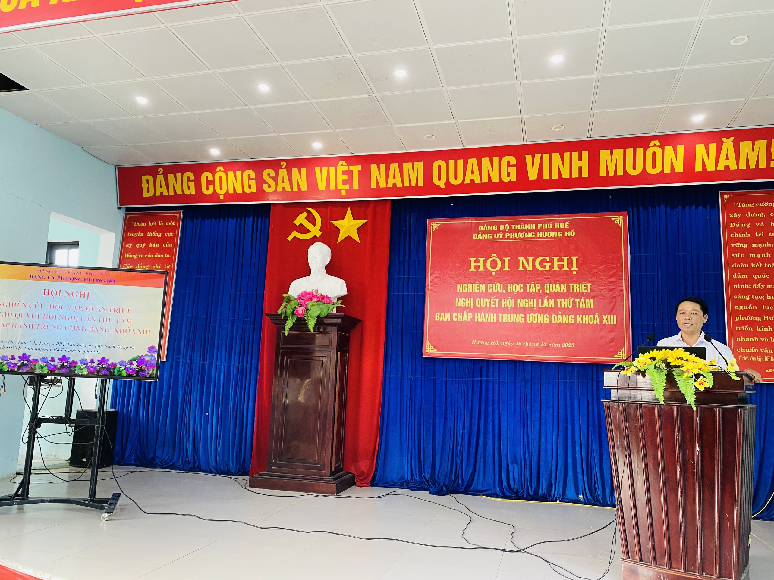 Đồng chí Lâm Văn Long báo cáo các chuyên đề trong Hội nghị