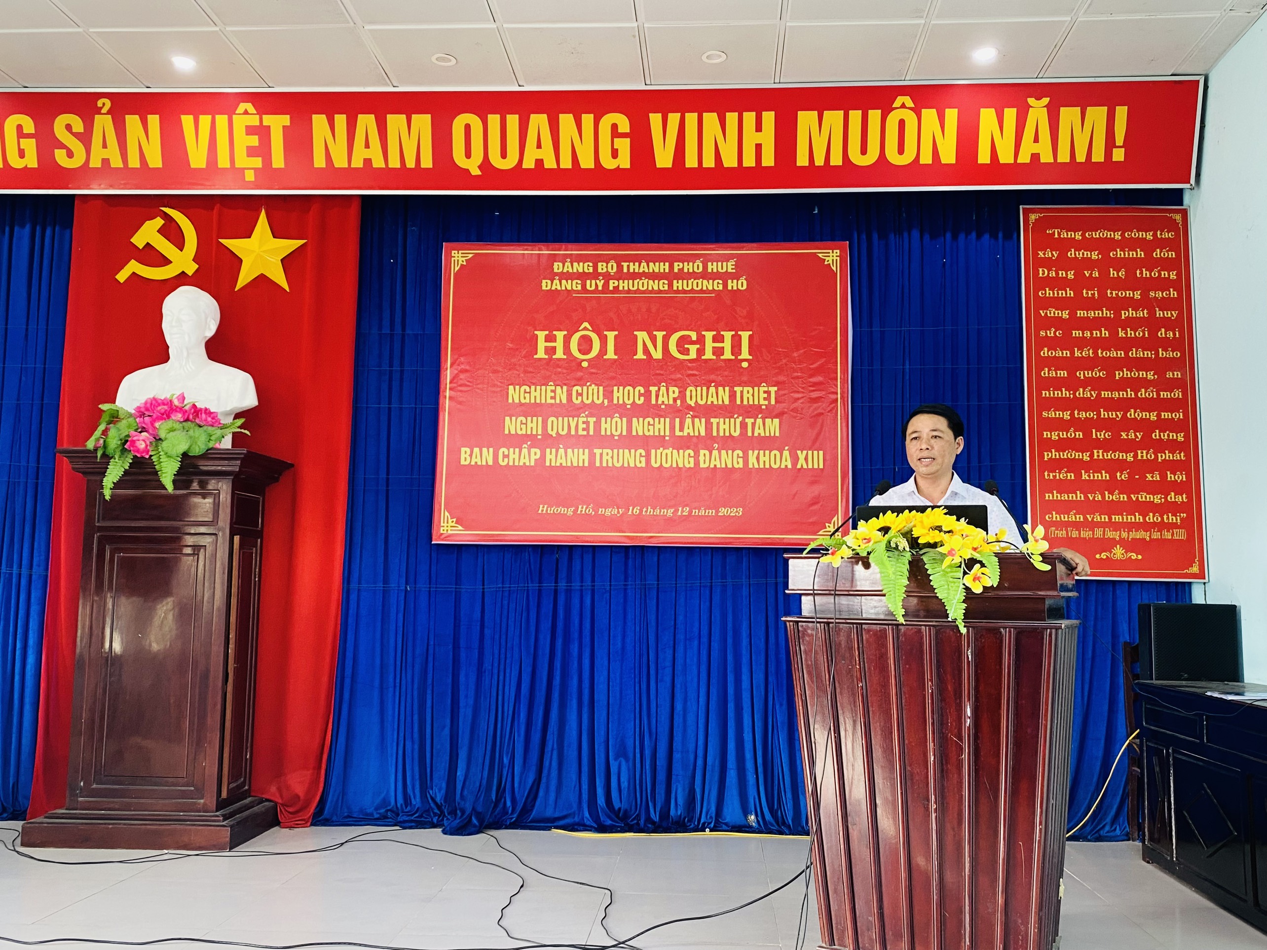 Đồng chí Lâm Văn Long - PBT Thường trực phụ trách Đảng bộ, CT.HĐND phường phát biểu khai mạc Hội nghị